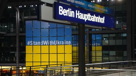 Für viele das Tor nach Berlin: der Hauptbahnhof, versehen mit einer Solidaritätsadresse in den Farben der ukrainischen Flagge.