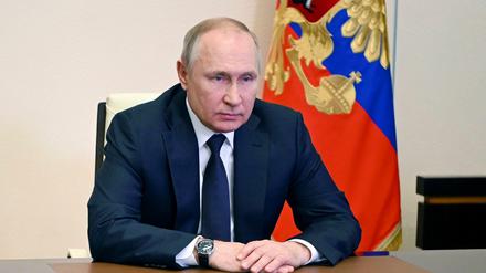 Das von der staatlichen russischen Nachrichtenagentur Sputnik veröffentlichte und von AP zur Verfügung gestellte Bild zeigt Wladimir Putin, Präsident von Russland, während er eine Sitzung des Sicherheitsrates per Videokonferenz leitet. 