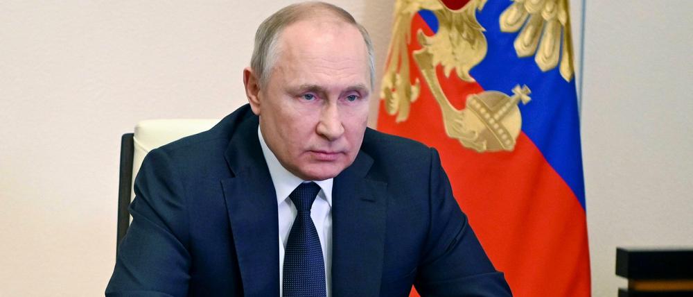 Das von der staatlichen russischen Nachrichtenagentur Sputnik veröffentlichte und von AP zur Verfügung gestellte Bild zeigt Wladimir Putin, Präsident von Russland, während er eine Sitzung des Sicherheitsrates per Videokonferenz leitet.