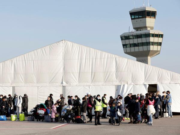 Auch hier ein Zelt: das Ankunftszentrum am ehemaligen Flughafen Tegel.