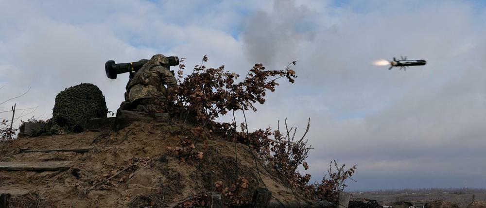 Ein ukrainischer Soldat schießt bei einer Übung eine Panzerabwehrrakete ab (Symbolbild).