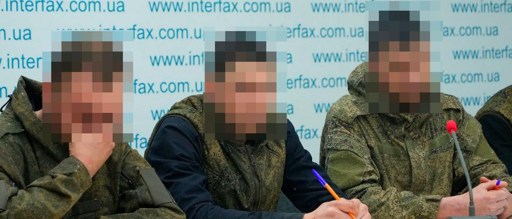 Gefangene russische Soldaten beantworten Fragen der Medien bei einer Pressekonferenz in der Nachrichtenagentur Interfax in Kiew.