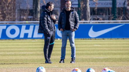 Eine von vielen glücklosen Entscheidungen. Nicht nur mit der Wahl von Tayfun Korkut als Trainer hat Fredi Bobic (rechts) bei Hertha BSC daneben gelegen.