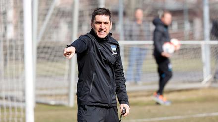 Herthas Trainer Tayfun Korkut braucht in Gladbach Zählbares. 