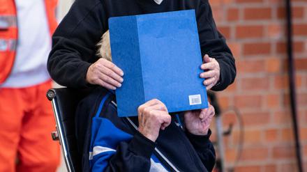 Der angeklagte ehemaligen KZ-Wachmann kommt mit Hilfe von Sanitätern zur Fortsetzung des Prozesses in den Gerichtssaal in einer Turnhalle. Laut Anklage soll der inzwischen 101-jährige Mann zwischen 1942 und 1945 im Konzentrationslager Sachsenhausen nahe Berlin wissentlich und willentlich Hilfe zur Ermordung von Lagerinsassen geleistet haben.
