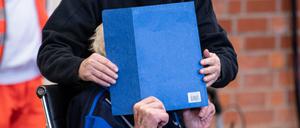 Der angeklagte ehemaligen KZ-Wachmann kommt mit Hilfe von Sanitätern zur Fortsetzung des Prozesses in den Gerichtssaal in einer Turnhalle. Laut Anklage soll der inzwischen 101-jährige Mann zwischen 1942 und 1945 im Konzentrationslager Sachsenhausen nahe Berlin wissentlich und willentlich Hilfe zur Ermordung von Lagerinsassen geleistet haben.