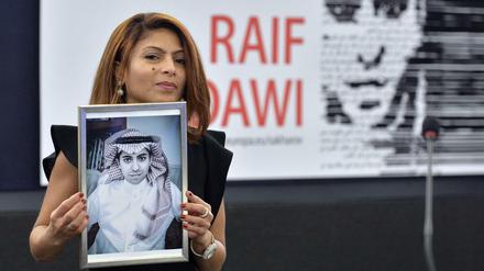 Ensaf Haidar hält im Dezember 2015 ein Bild ihres Ehemannes, der vom Europäischen Parlament mit dem Sacharow-Preis ausgezeichnet wurde.