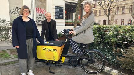 Verkehrsstadträtin Annika Gerold, Alexander Czeh von Cargoroo und Jessica Horn vom Bezirksamt.