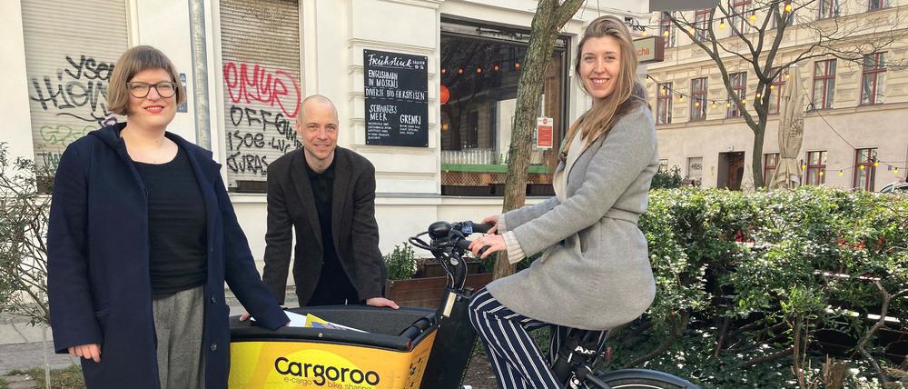 Verkehrsstadträtin Annika Gerold, Alexander Czeh von Cargoroo und Jessica Horn vom Bezirksamt.