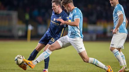 Stürmer Marcel Bär (re.) vom TSV 1860 München im Zweikampf mit dem Berliner Jakob Lewald von Viktoria Berlin.