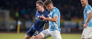Stürmer Marcel Bär (re.) vom TSV 1860 München im Zweikampf mit dem Berliner Jakob Lewald von Viktoria Berlin.