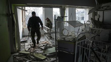 Ukrainische Soldaten gehen durch eine durch einen Angriff beschädigte Geburtsklinik in Mariupol. 
