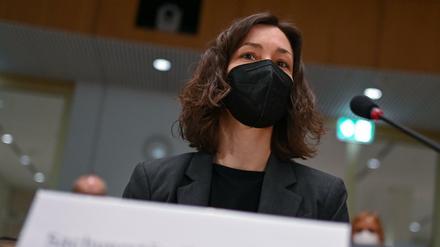 Anne Spiegel (Bündnis 90/Die Grünen), frühere Umweltministerin von Rheinland-Pfalz und heutige Bundesfamilienministerin, hat zu Beginn ihrer Anhörung im Untersuchungsausschuss des Landtags von Rheinland-Pfalz zur Flutkatastrophe im Ahrtal Platz genommen.