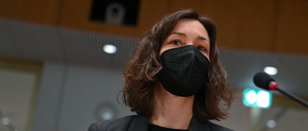 Anne Spiegel (Bündnis 90/Die Grünen), frühere Umweltministerin von Rheinland-Pfalz und heutige Bundesfamilienministerin, hat zu Beginn ihrer Anhörung im Untersuchungsausschuss des Landtags von Rheinland-Pfalz zur Flutkatastrophe im Ahrtal Platz genommen.