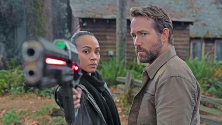 Airforce-Pilot Adam (Ryan Reynolds) und seine Frau Laura (Zoe Saldaña) kriegen es mit einer Gegnerin aus der Zukunft zu tun.