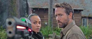 Airforce-Pilot Adam (Ryan Reynolds) und seine Frau Laura (Zoe Saldaña) kriegen es mit einer Gegnerin aus der Zukunft zu tun.
