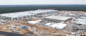 Auf dem Gelände der künftigen Tesla Autofabrik Berlin Brandenburg wird gebaut.