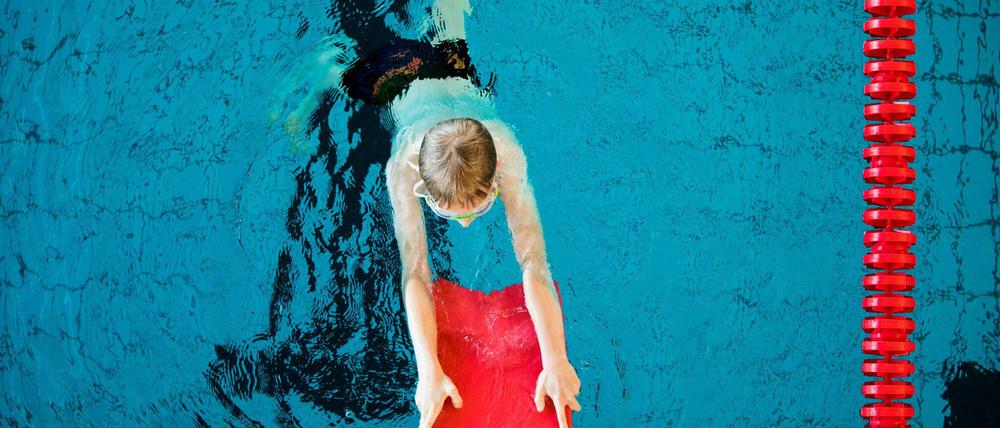 Ein Junge nimmt an einem Schwimmkurs teil.