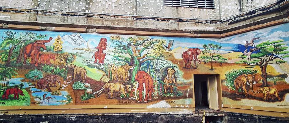 Wandmosaik "Die Entwicklungsgeschichte der Rüsseltiere" von Ortraud Lerch am Elefantenhaus des Tierparks in Berlin-Friedrichsfelde.