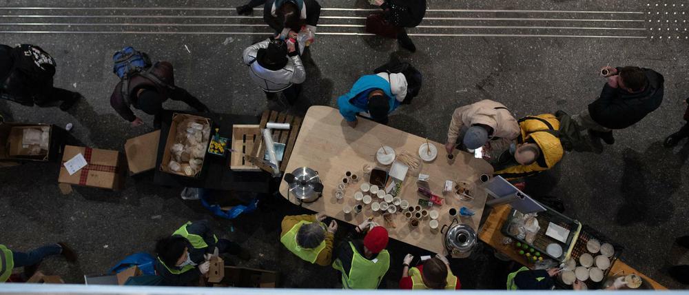 Geflüchtete aus der Ukraine werden am Warschauer Bahnhof mit Essen und Trinken versorgt.