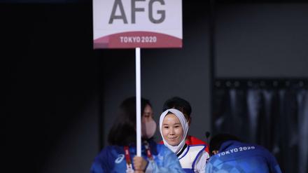 Zakia Khudadadi verlor ihren Auftaktkampf gegen Ziyodakhon Isakova aus Usbekistan mit 12:17 Punkten.