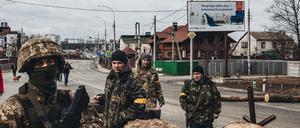 Die Ukraine ist für ihre Verteidigung auf Waffenhilfe angewiesen; Kontrollpunkt in Irpin.