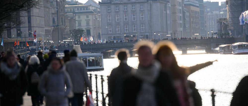 Passanten in Hamburg. Die Corona-Zahlen nehmen in ganz Deutschland wieder zu.