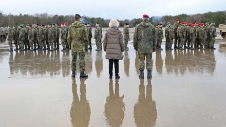 Bundesverteidigungsministerin Christine Lambrecht mit dem Inspekteur des Heeres und dem Kommandeur der Panzerlehrbrigade 9 Niedersachsen.
