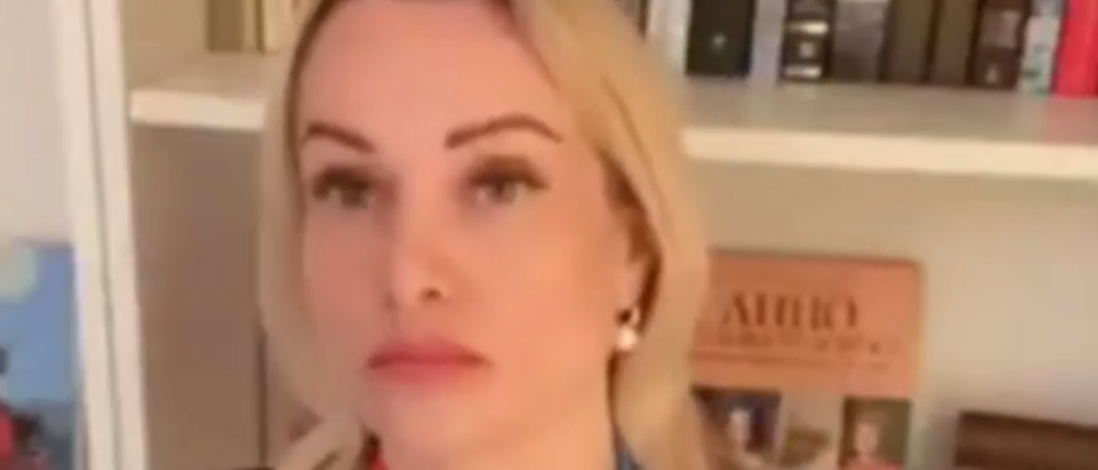 Marina Owsjannikowa mit einer Kette in den Farben Russlands und der Ukraine.