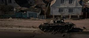 Ein zerstörter Panzer steht auf einer Hauptstraße in der Nähe von Brovary, nördlich von Kiew.