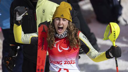 Anna-Maria Rieder freut sich über ihre erste Bronzemedaille bei den Paralympics.
