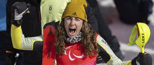 Anna-Maria Rieder freut sich über ihre erste Bronzemedaille bei den Paralympics.