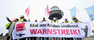 Sicherheitspersonal vom Flughafen Hannover steht bei einem Warnstreik am Terminal A.