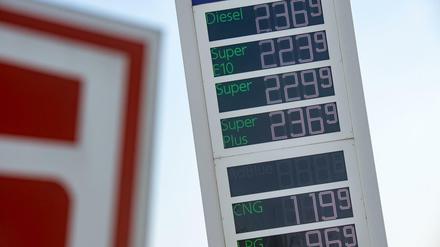 Wegen des Ukraine-Kriegs steigen die Spritpreise seit Tagen an. 