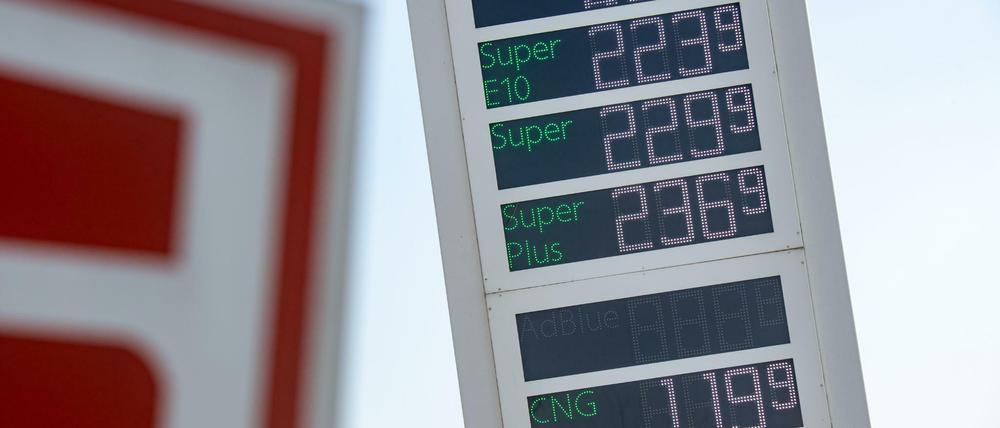 Wegen des Ukraine-Kriegs steigen die Spritpreise seit Tagen an. 