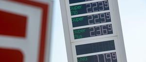 Wegen des Ukraine-Kriegs steigen die Spritpreise seit Tagen an. 