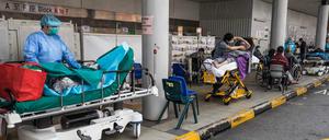 Patienten warten außerhalb eines Krankenhauses in Hongkong auf ihre Behandlung.