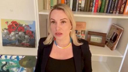 Marina Owsjannikova spricht in einem Instagram-Video über ihren Protest.
