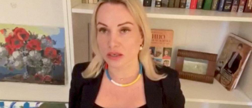Marina Owsjannikova spricht in einem Instagram-Video über ihren Protest.