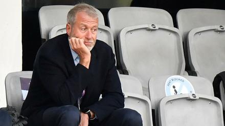 Der russische Clubbesitzer Roman Abramowitsch ist von der Leitung des Fußballvereins FC Chelsea ausgeschlossen worden