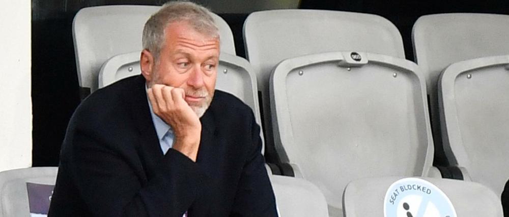Der russische Clubbesitzer Roman Abramowitsch ist von der Leitung des Fußballvereins FC Chelsea ausgeschlossen worden
