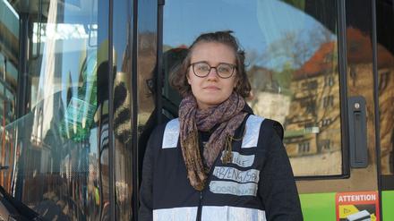 Melissa Stock, ehrenamtliche Koordinatorin der Helferinnen und Helfer im Zentralen Omnibusbahnhof Berlin (ZOB) in Westend, steht vor einem Omnibus.