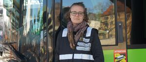 Melissa Stock, ehrenamtliche Koordinatorin der Helferinnen und Helfer im Zentralen Omnibusbahnhof Berlin (ZOB) in Westend, steht vor einem Omnibus.