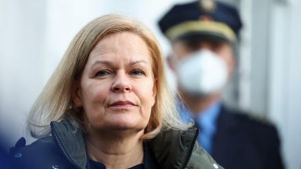 Bundesinnenministerin Nancy Faeser sieht die Polizeiarbeit durch Vorab-Informationen an Journalisten gefährdet.