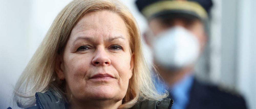 Bundesinnenministerin Nancy Faeser sieht die Polizeiarbeit durch Vorab-Informationen an Journalisten gefährdet.