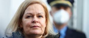 Bundesinnenministerin Nancy Faeser sieht die Polizeiarbeit durch Vorab-Informationen an Journalisten gefährdet.