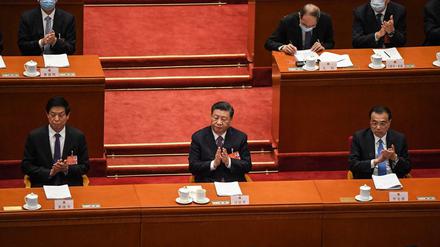 Chinas Präsident Xi Jinping sitzt mit Premier Li Keqiang in Peking bei der Plenarsitzung.