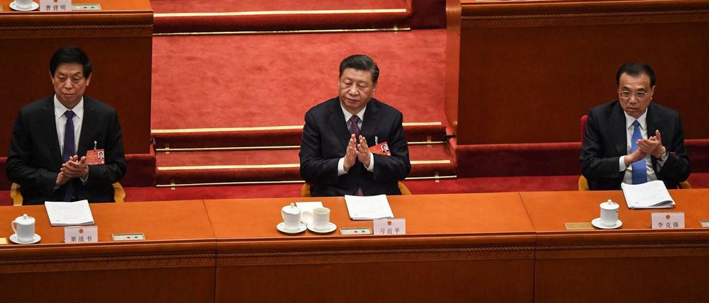 Chinas Präsident Xi Jinping sitzt mit Premier Li Keqiang in Peking bei der Plenarsitzung.