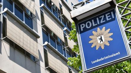 Bargeld, Süßigkeiten, Fahrräder, Uniformen: Gestohlen wurde aus den Polizeigebäuden alles mögliche.