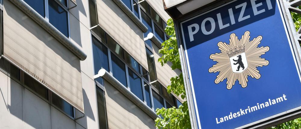 Bargeld, Süßigkeiten, Fahrräder, Uniformen: Gestohlen wurde aus den Polizeigebäuden alles mögliche.